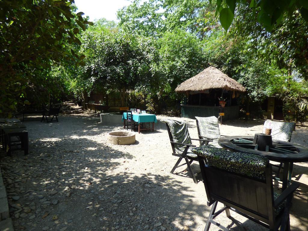Chitwan Gaida Lodge Sauraha Exterior photo