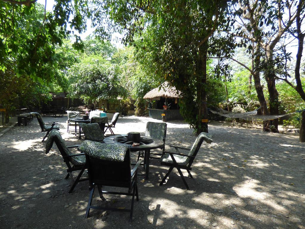 Chitwan Gaida Lodge Sauraha Exterior photo