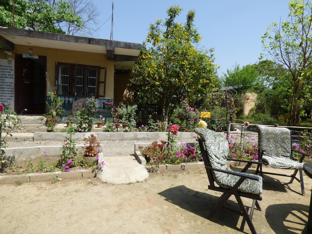 Chitwan Gaida Lodge Sauraha Exterior photo