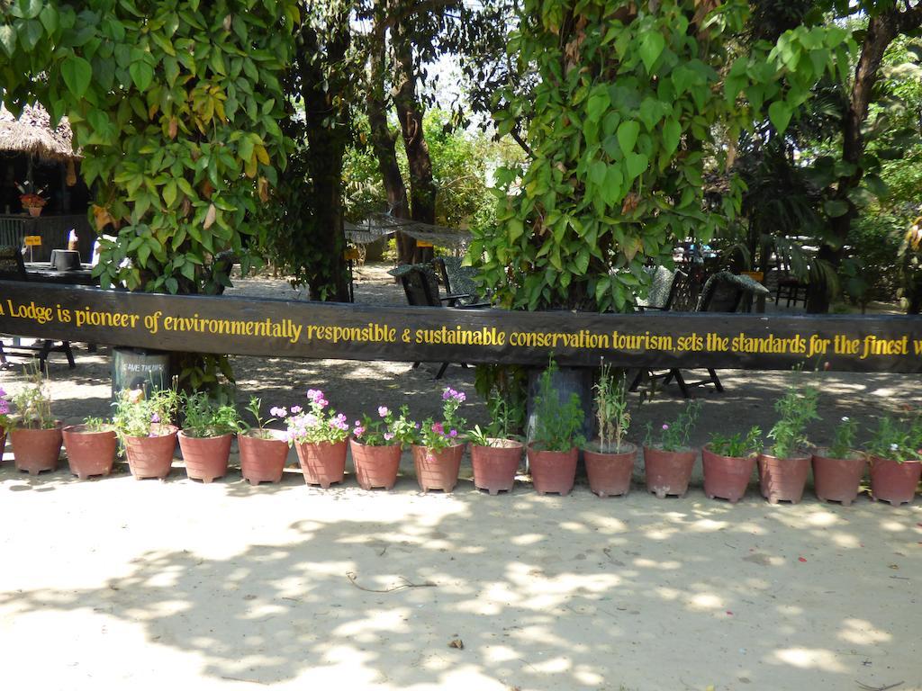Chitwan Gaida Lodge Sauraha Exterior photo