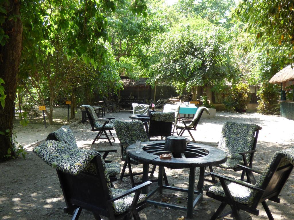 Chitwan Gaida Lodge Sauraha Exterior photo