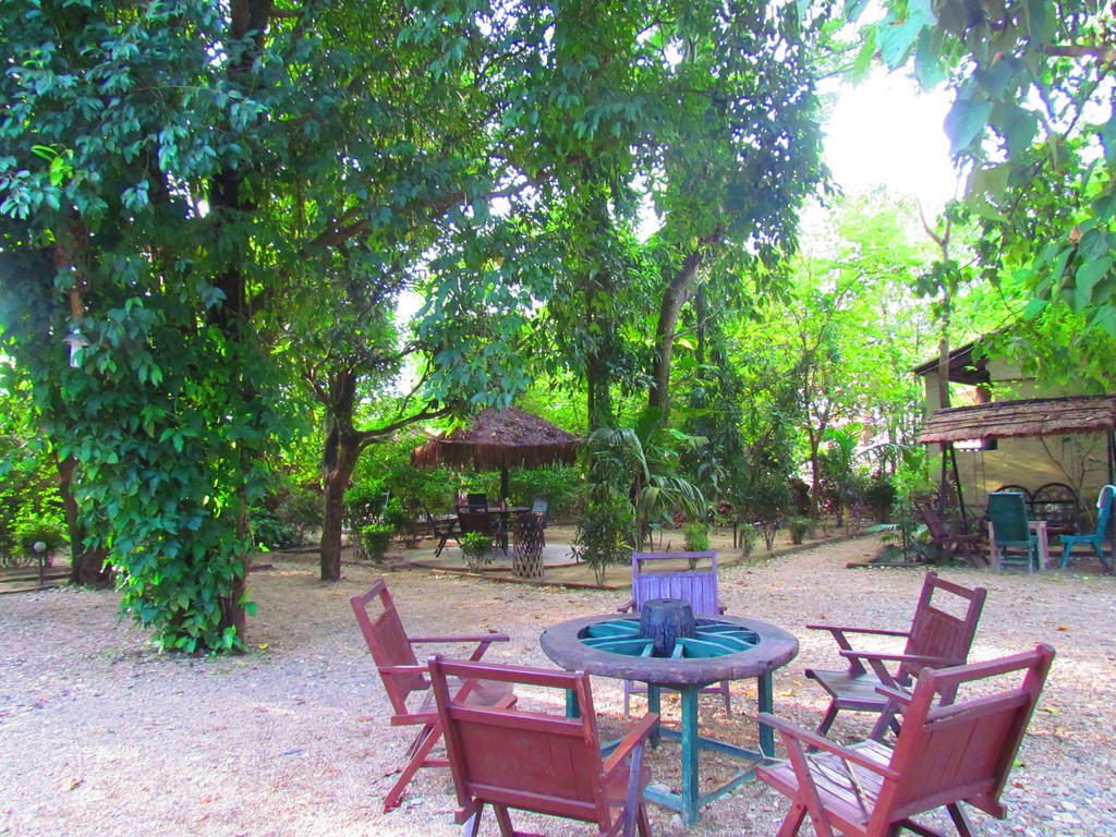 Chitwan Gaida Lodge Sauraha Exterior photo