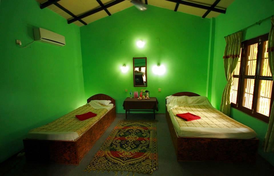 Chitwan Gaida Lodge Sauraha Exterior photo