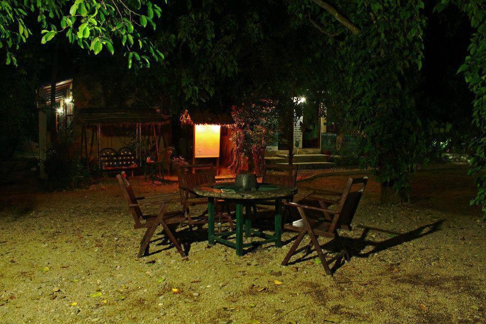Chitwan Gaida Lodge Sauraha Exterior photo